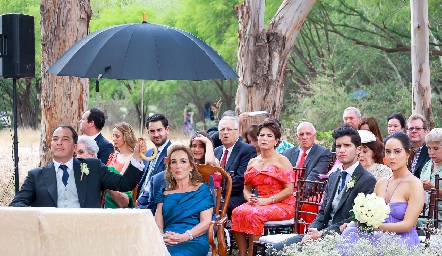  La lluvia se hizo presente.