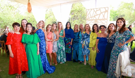  María Elena Ávila con sus mejores amigas.
