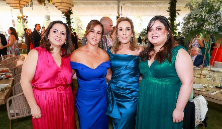  Claudia, Alejandra y María Elena Ávila con Andrea Gutiérrez.