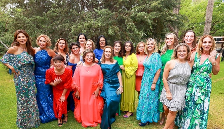  Beatriz Bremer y María Elena Ávila acompañadas de sus mejores amigas.
