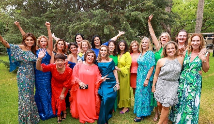  Beatriz Bremer y María Elena Ávila acompañadas de sus mejores amigas.