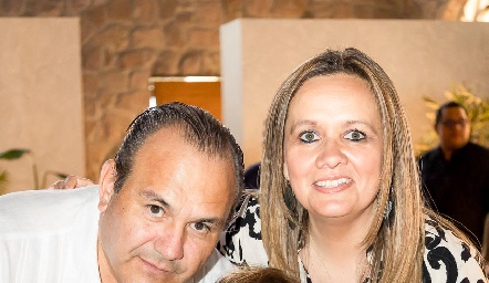  Luchi Meade con su hijo Joselo Rueda y su nuera María José Ejarque.