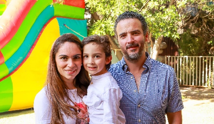  Alejandro Granados y Maricarmen Mejía con su hijo Emilio.