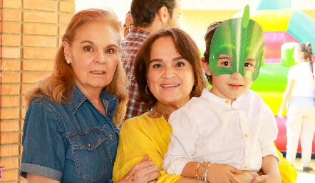  Emilio con sus abuelitas Maricarmen Ruiz y Elisa Robles.