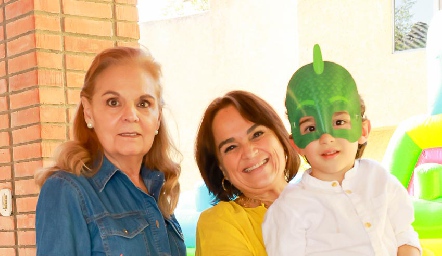  Emilio con sus abuelitas Maricarmen Ruiz y Elisa Robles .