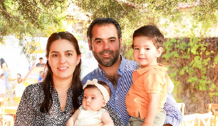  Andrea Espinosa y Fernando Labastida con sus hijos.