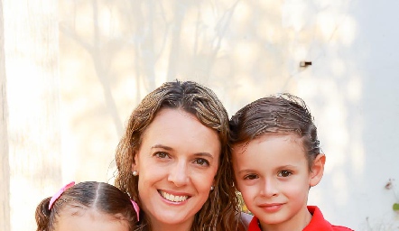 Priscila González con sus hijo Emma y Tomás.