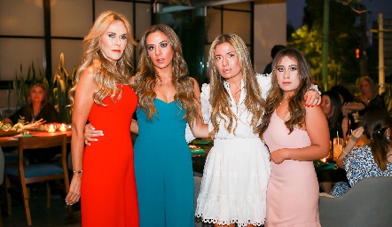  Eleida Sánchez con sus hijas Eleida, Graciela y Alejandra Torres.