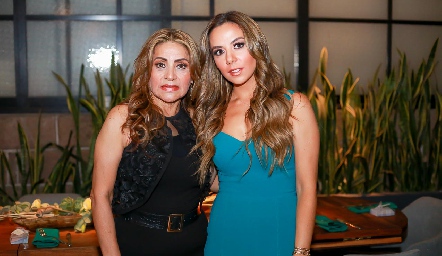  Eleida Torres con su suegra Leticia Córdova.