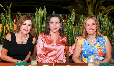 Gaby Pavón, María del Pilar Yudiche y Sandra Zúñiga.