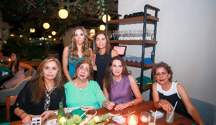  Eleida Torres, Lorena, Cecilia, Isabel, Leticia y Carmela Torres.