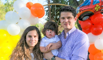  José con sus papás Gaby y Víctor.
