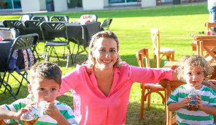   Karina Delgadillo con Eduardo y Ander Alba.