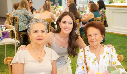  María Rosa Villanueva, Paulina Aldrett y Evangelina Villanueva.