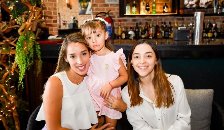  María José Ascanio, María Inés González y Ximena Contreras.