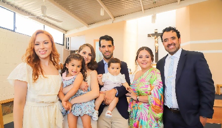  Alejandro Romo con sus papás, su hermana y sus padrinos.