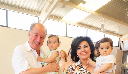  Samuel Romo y Diana Reyes con sus nietos Alena, María y Alejandro Romo.