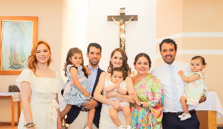  Alejandro Romo con sus papás, su hermana, su prima Alena y sus padrinos.