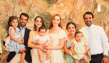  Alejandro Romo con sus papás, su hermana, su prima Alena y sus padrinos.