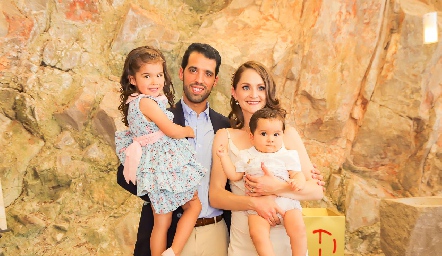  Alejandro Romo e Ivonne Guajardo con sus hijos María y Alejandro.