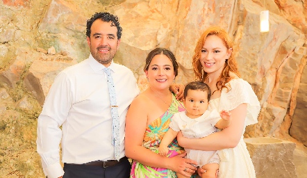  Mauricio Romo, Susana Lozano y Elsa Guajardo con su ahijado Alejandro Romo.