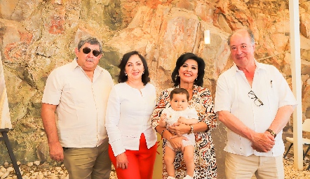  José Luis Guajardo, Elsa Rivera, Diana Romo y Samuel Romo con su nieto Alejandro.