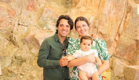  Samuel Romo y Diana Villanueva con su sobrino Alejandro.