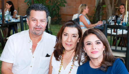  Armando Navarro, Gaby Gómez y Mónica González.