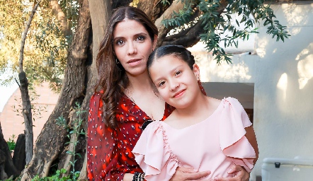 Ana Elena Meade con su hija.