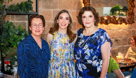  Ana Sofía Aranda con su suegra y mamá Irma García y Sahara González.