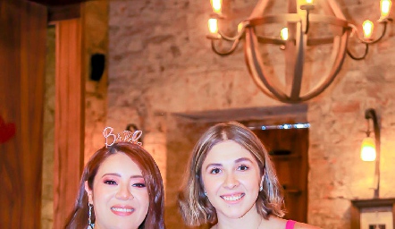  Elvira García y Denise Jara .