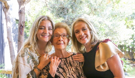  Paulina Dibildox con su abuela Margarita Martínez y su mamá Rocío Gómez.
