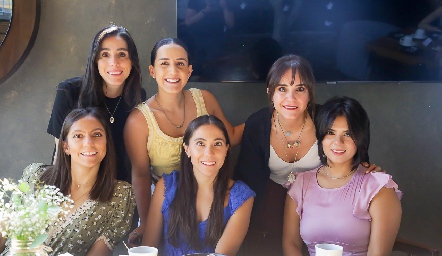  Daniela Lavín, María Lavín, Montse Lavín, Aurora Bravo, Sofía y Claudia Díaz de Leon.