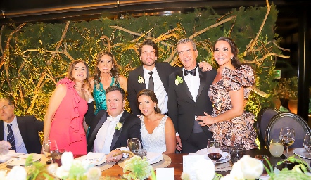  Laura Ariztegui, Blanca González, Eduardo, Eduardo y Lore Cantú con los novios Eduardo Martínez y Blanca Cantú.