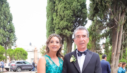  Blanca González y Eduardo Cantú, papás de la novia.