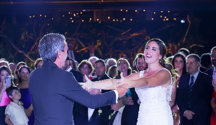  Blanca bailando con su papá EduardoCantú.