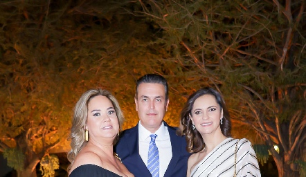  Daniela Benavente, Güicho Fernández y Rosamary Rosillo.