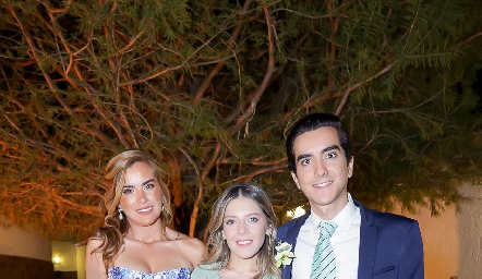  Sandra González, Katia Saenz y Rafael González.