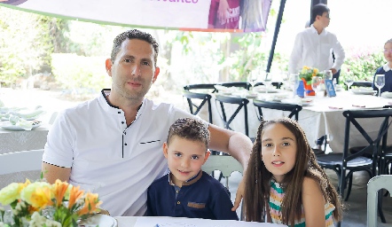  Gustavo Medina con sus hijos Gus y Ana Paula.