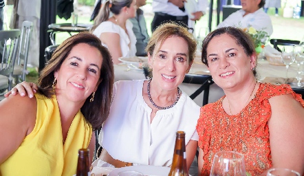  Alejandra, María Elena y Claudia Ávila.