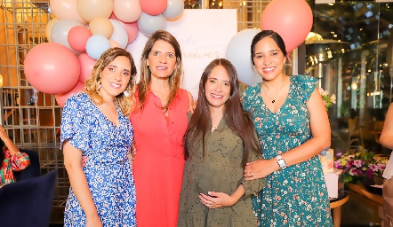  Rosy Rodríguez con sus hijas Ana Sofía, Ale y Andrea Ascanio.