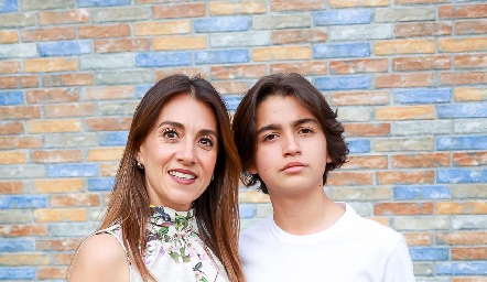  Vanesa Galarza con su hijo Gonzalo Martínez.