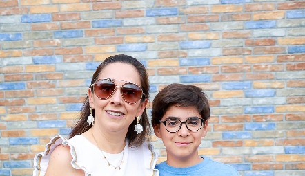  Nuria Ejarque con su hijo Jero Torrescano.