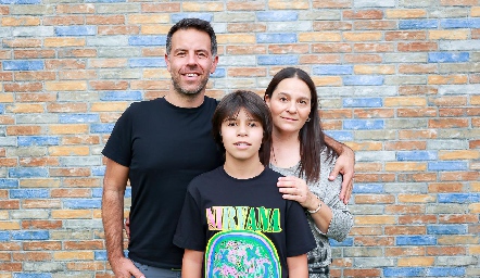  Ramón Monsech y Maribel Bernal con su hijo Mikel.