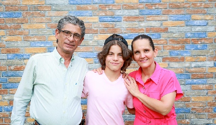  Fernando Reverte y Mariana Ramírez con su hijo Jero.