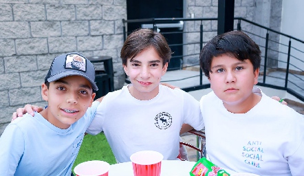  Salvador, Mario y Emilio.