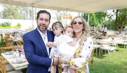  Alejandro Zamanillo y Gaby Alvarado con sus hijas Alessa y Emilia.