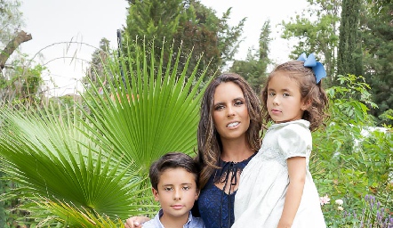  Daniela de la Fuente con sus hijos Marcelo, Jorge y Daniela.