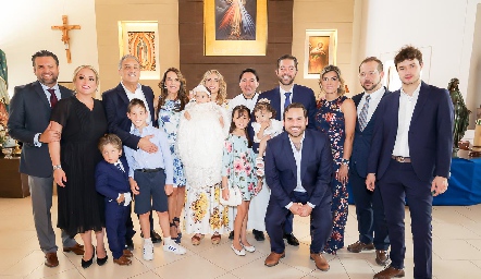  Emilia con sus papás, sus ocho padrinos y sus primos.