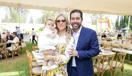  Gaby Alvarado y Alejandro Zamanillo con su hija Emilia.